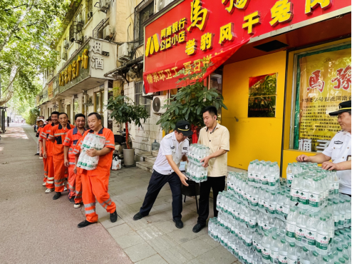 1_河南鄭州：夏日關愛環衛工人  酷暑為其送清涼（最新）301